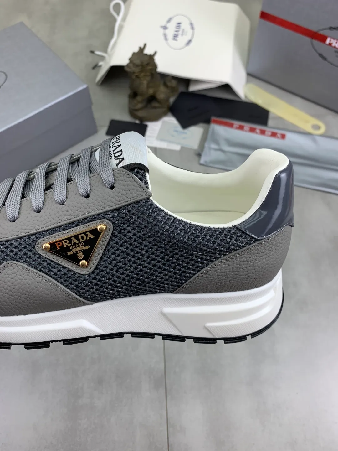 Men's shoes 💰P560💰[New style] popular models are on the official website, 🆘 Trendy brand (Prada) mainly promotes popular models, avant-garde and versatile fashion men's shoes private version mold opening, cowhide surface splicing 1:1.. Fashionable and simple, original imported cowhide lining cowhide feet; the atmosphere and personality are more fashionable, eye-catching and pursuing class. It will subvert the old idea and be a must-have for fashionistas with you! Must keep it for yourself! Tall and comfortable, large and low, high-end quality workmanship. Number of yards: 38-45 4️⃣optional.